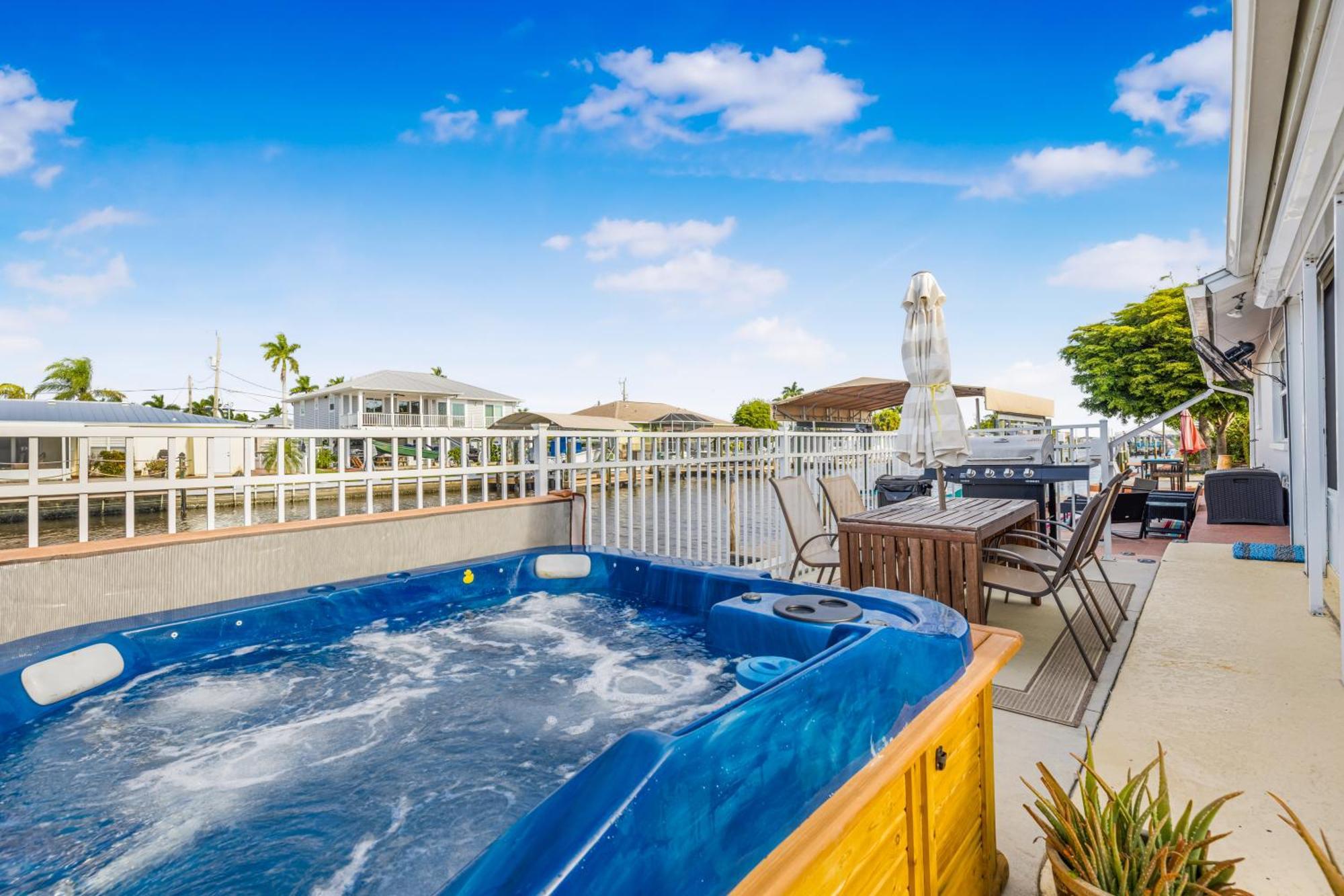 Hot Tub And Dock Gilligan'S On The Island Matlacha Exterior foto